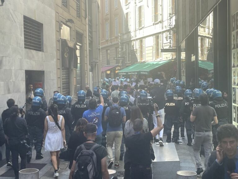 Europee, tensioni manifestanti-polizia a comizio Lega a Milano