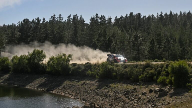 Mondiale Rally, Ogier fora vicino al traguardo e in Sardegna vince Tanak