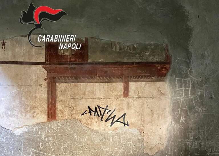 Turista sfregia le pareti di una domus romana a Ercolano