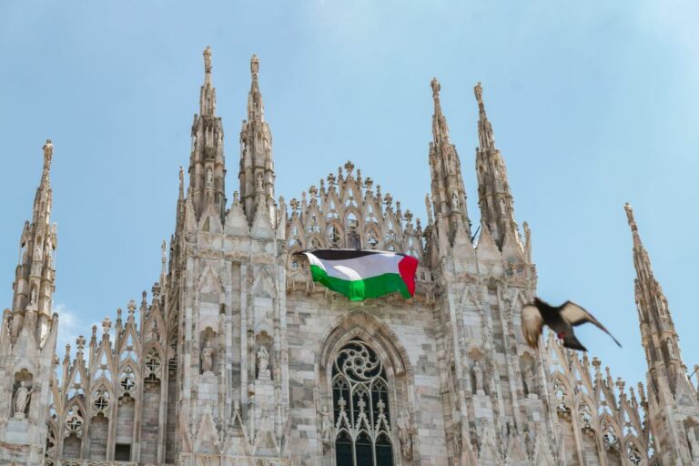 Milano, Apuzzo espone bandiera Palestina su facciata del Duomo