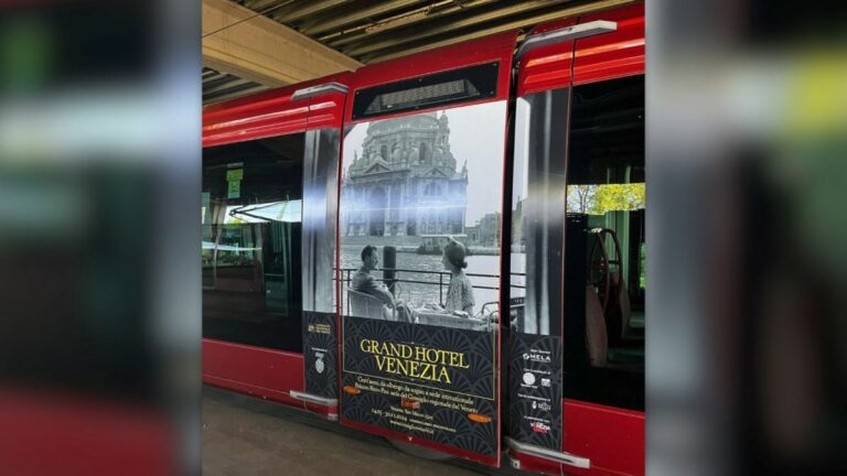 La mostra “Grand Hotel Venezia” sale su tram e imbarcaderi