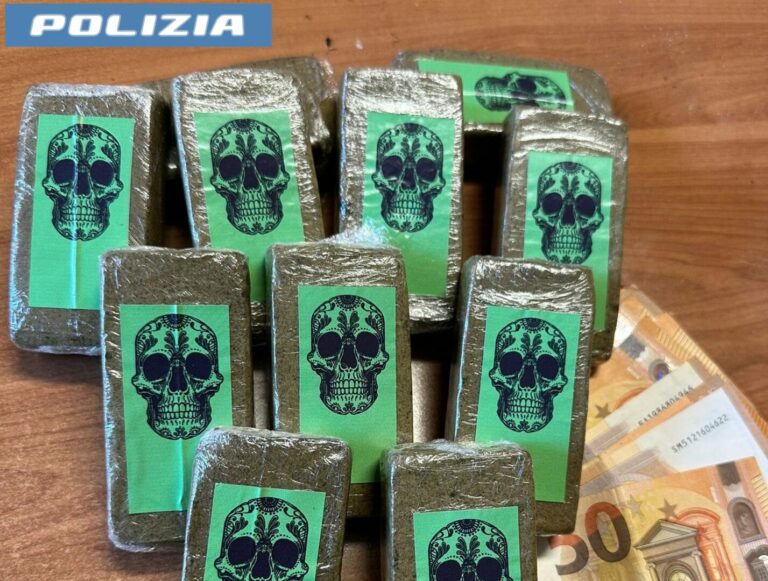 Duplice operazione antidroga della polizia a Roma, due arresti