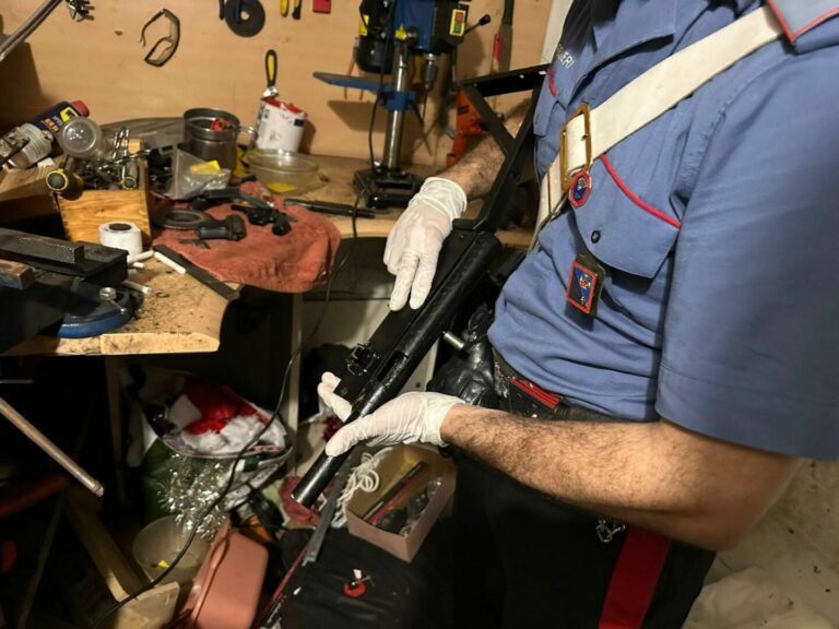 Scoperto un laboratorio clandestino per la fabbricazione di armi, un arresto