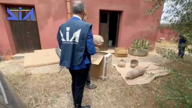 التحفظ على الأصول الأثرية من مهرب بالقرب من ميسينا دينارو