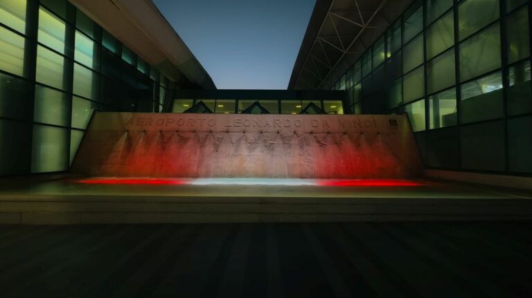 Croce Rossa, ADR illumina di bianco e rosso la fontana dell’aeroporto