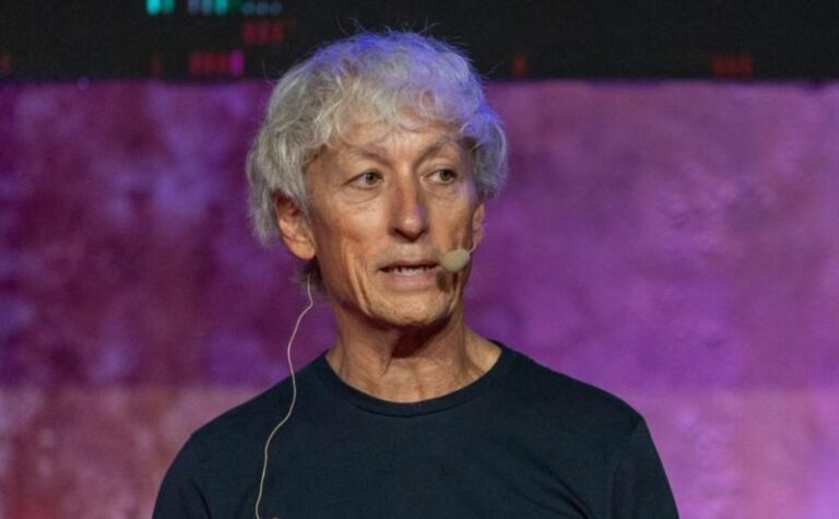 ريكاردو لونا يفوز بجائزة إسكيا عن التواصل المستدام