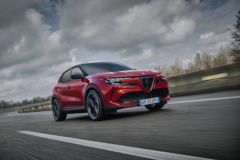 Alfa Romeo Junior Veloce debutta con il motore elettrico da 280 cavalli
