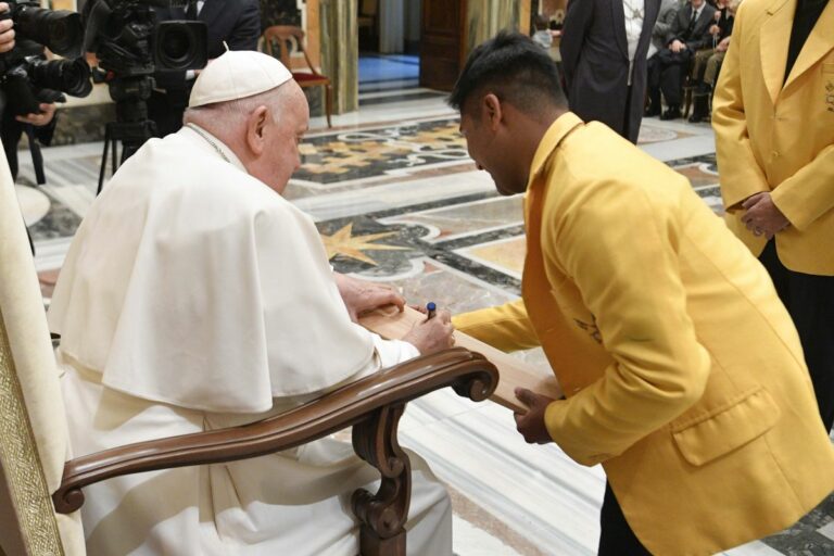 La squadra vaticana di cricket sfida quella di Re Carlo