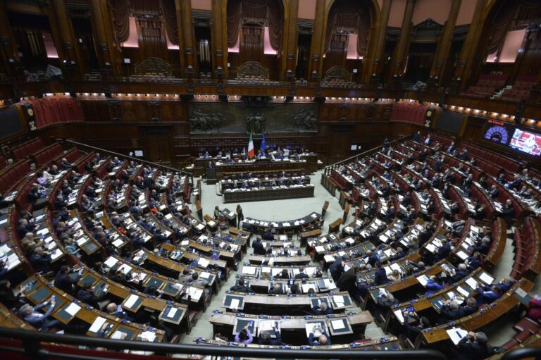 Autonomia, scoppia la rissa alla Camera. Colpito Donno del M5S “Non riuscivo a respirare”. FdI e Lega “Commediante”