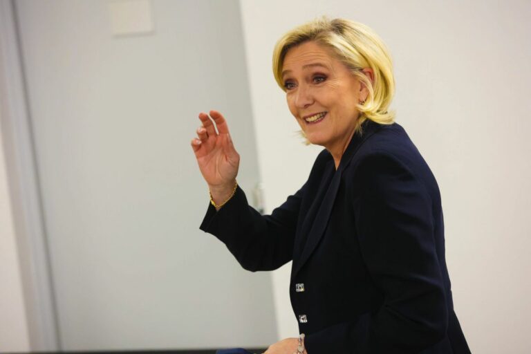 Francia, la destra al 34% secondo gli exit poll. Le Pen “Blocco Macron quasi cancellato”