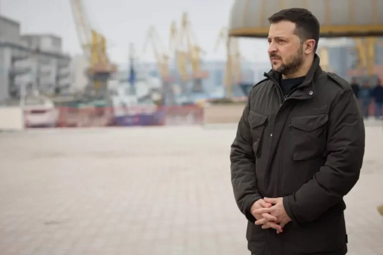 زيلينسكي: 800 قنبلة موجهة ضد أوكرانيا هذا الأسبوع