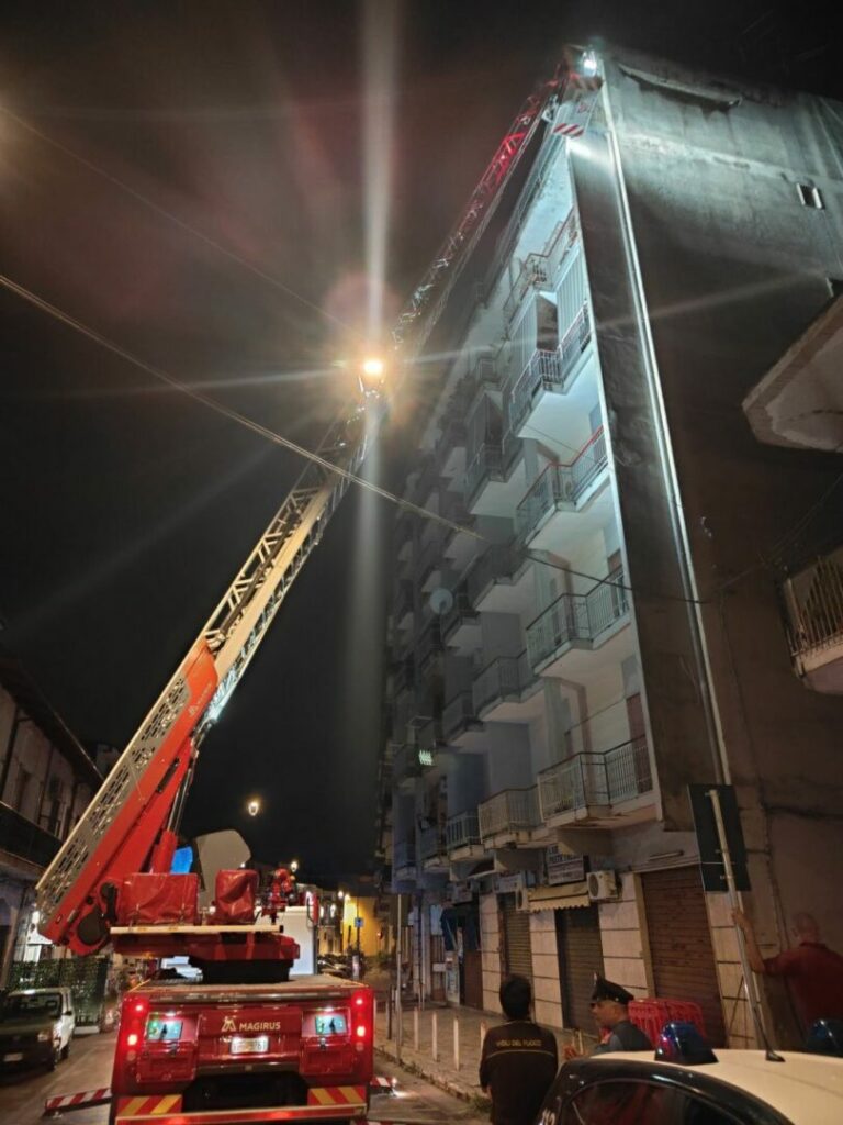 Maltempo, un fulmine colpisce un palazzo a San Marzano sul Sarno