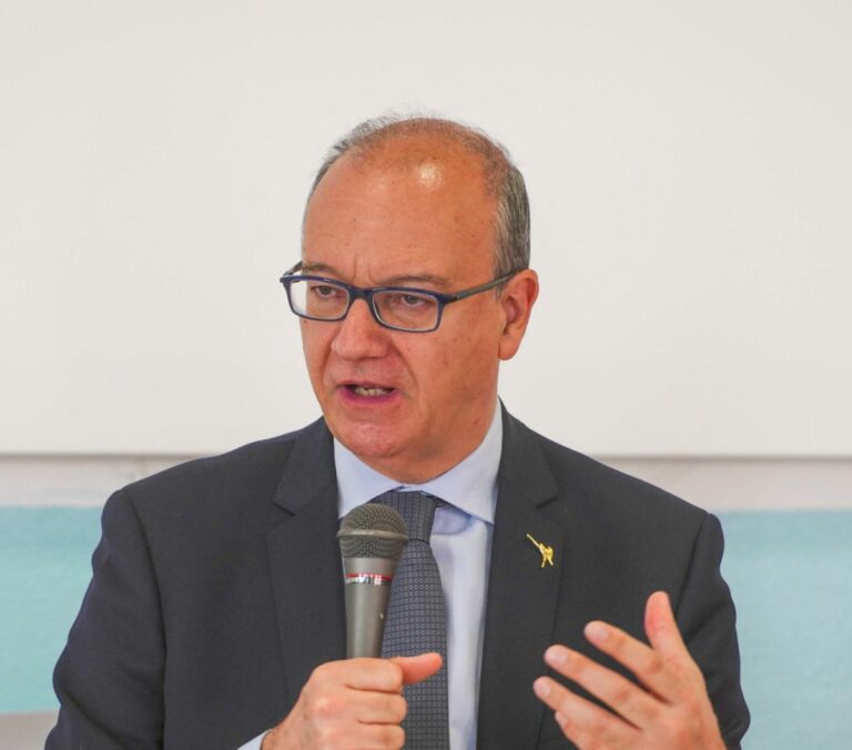 Scuola, Valditara firma il decreto sui DSGA