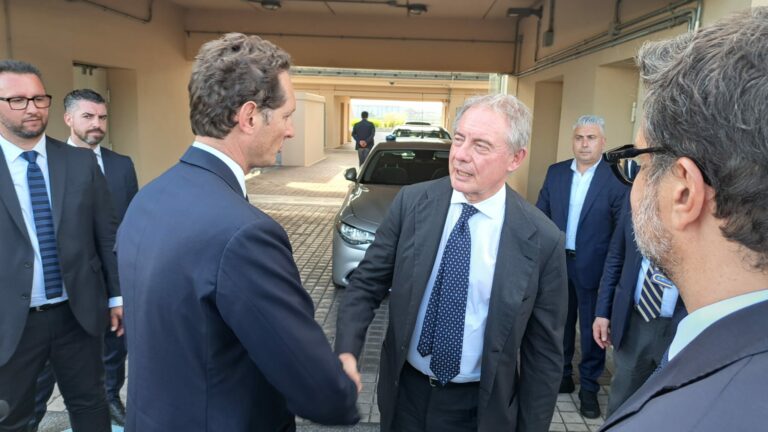 Stellantis, stretta di mano Elkann-Urso. Si apre fase nuova per l’auto