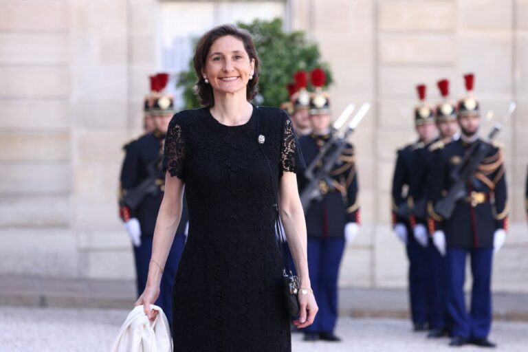 Il Ministro dello Sport francese nuota lungo la Senna