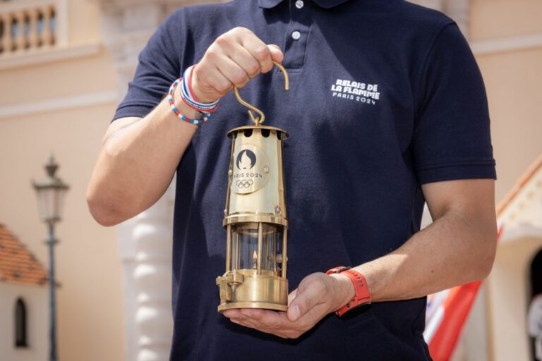 La fiamma olimpica sbarca a Parigi, pronta la staffetta della torcia