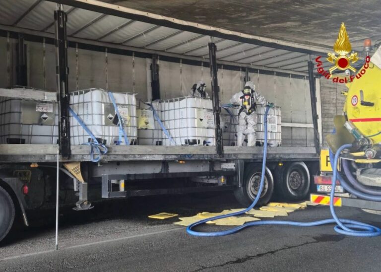 Varese, si rompono contenitori liquido pericoloso su tir. Intervento Vvf