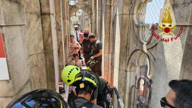 Turista si sente male su terrazze del Duomo di Milano, soccorsa dai Vvf