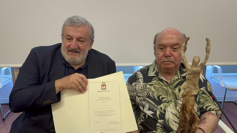 Emiliano consegna a Lino Banfi il premio “Radici di Puglia”