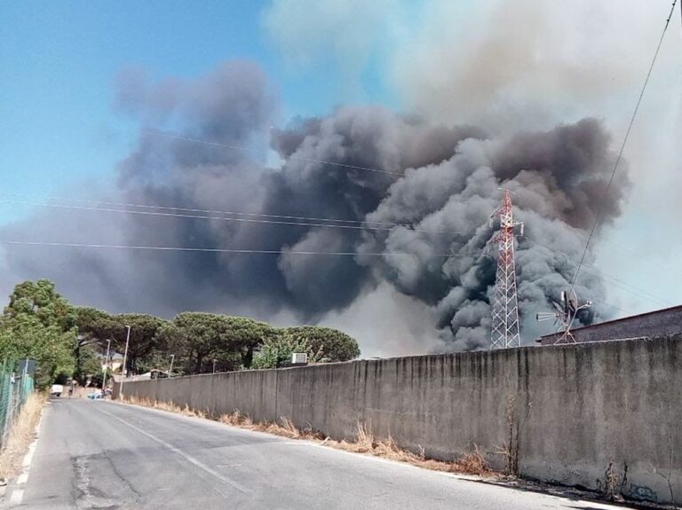Roma, incendio di sterpaglie coinvolge abitazioni e capannoni