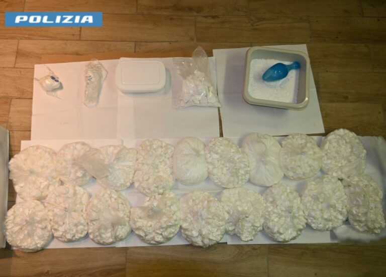 Milano, lavoravano cocaina in casa. Arrestate tre persone