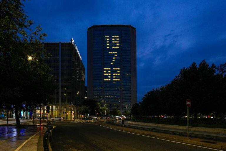 Milano, Pilazzo Pirelli illuminato per ricordare strage via D’Amelio