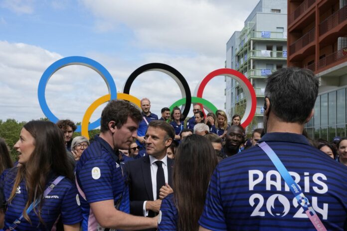 Olimpiadi Parigi 2024 - Visita del presidente francese Macron al Villaggio Olimpico