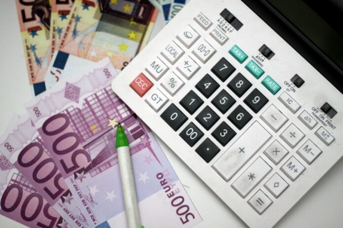 SOLDI BANCONOTE EURO CON CALCOLATRICE