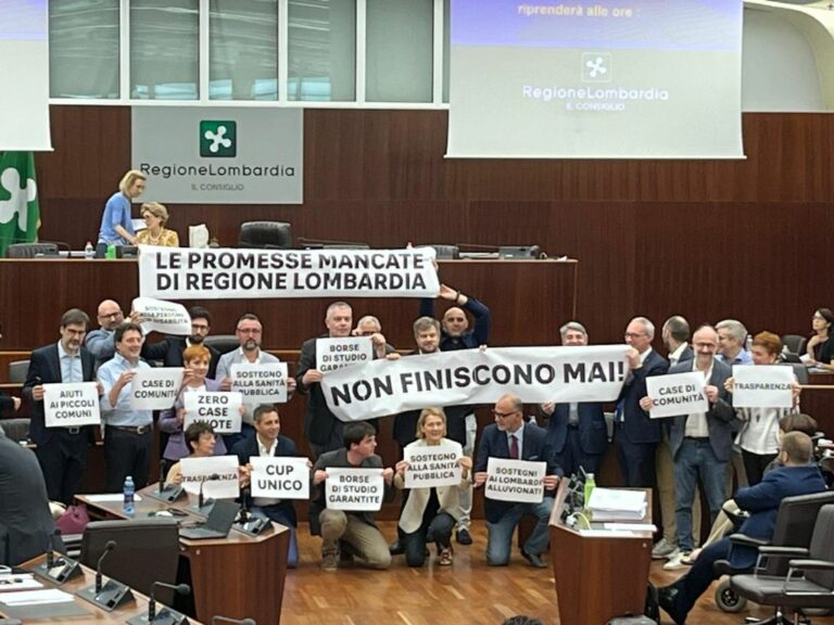 Lombardia, flash mob opposizioni in Consiglio contro governo Fontana
