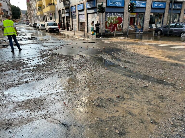 Milano, si rompe tubo dell’acqua. Strade allagate e traffico in tilt