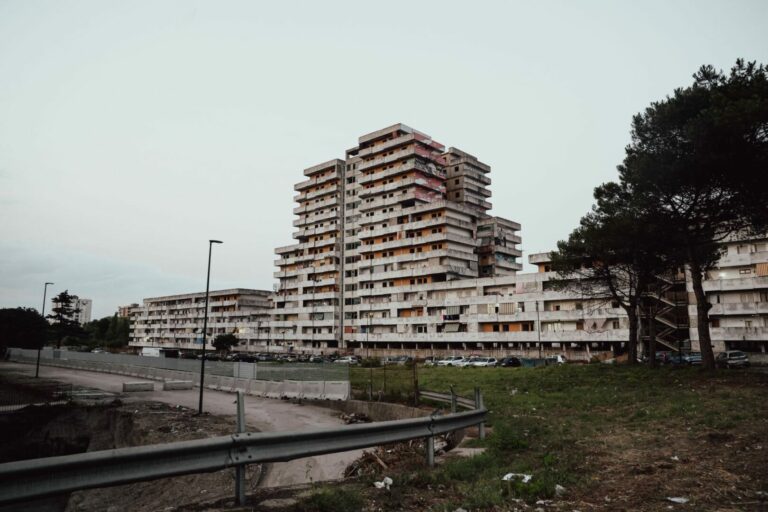 Oggi i funerali delle vittime del crollo di Scampia, lutto cittadino