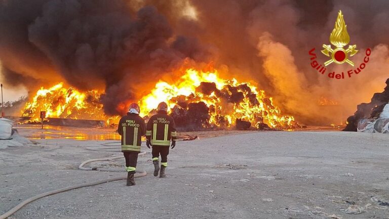 Migliaia di ecoballe in fiamme nel Salernitano, Bonavitacola “Incendio doloso”