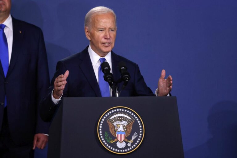 Joe Biden si ritira dalla corsa alla Casa Bianca e sostiene Kamala Harris