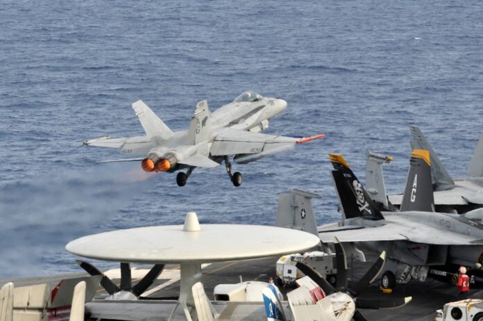Archivio: La portaerei americana USS Dwight Eisenhower che sarebbe in grado di intercettare missili e droni lanciati dall'Iran contri Israele