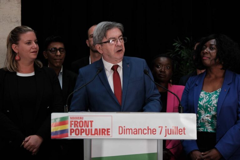 In Francia vince la sinistra, Le Pen terza dietro Macron. Melenchon “Pronti a governare”. Si dimette il primo ministro Attal