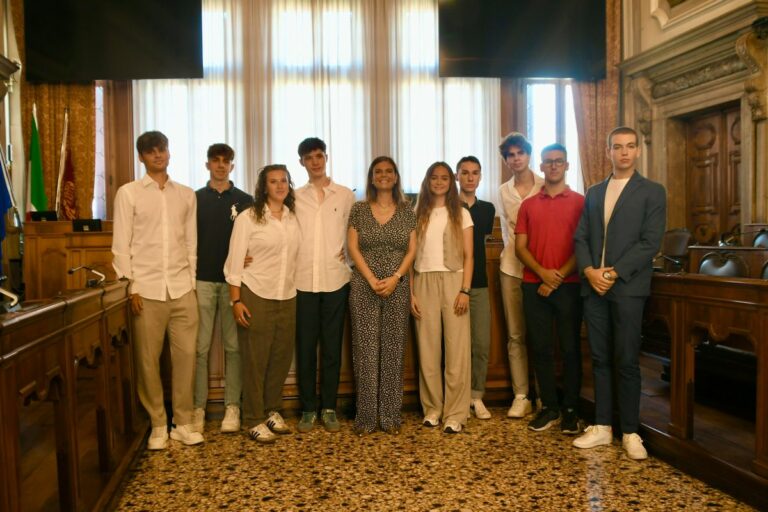 La presidente del Consiglio Damiano premia i neo diplomati con cento