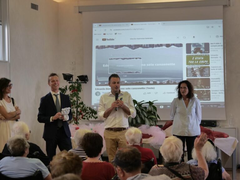 Ospiti Rsa San Giobbe donano scarpette da neonato a partorienti Ospedale civile