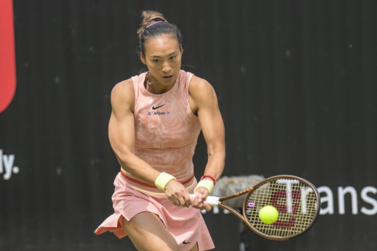 Swiatek ko nel singolo donne, Zheng prima finalista