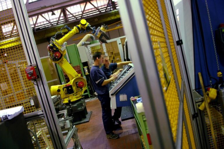 A giugno produzione industriale in calo su anno