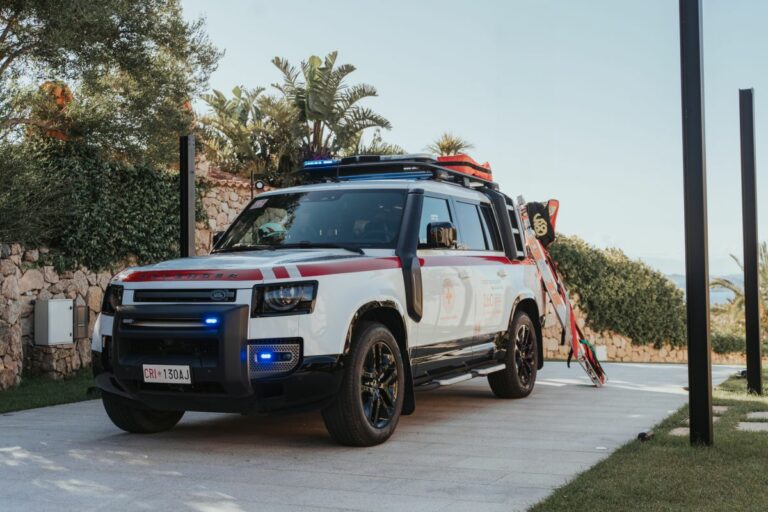 Defender celebra 70 anni di partnership con la British Red Cross