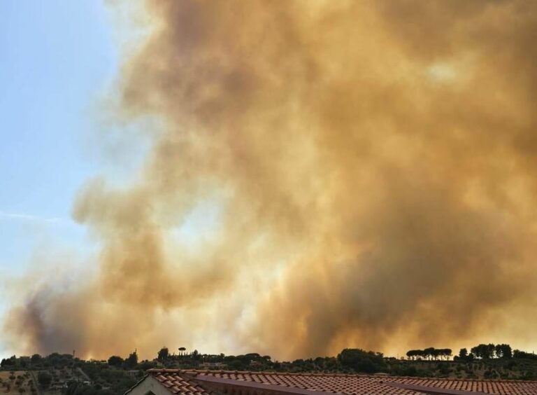 Incendi, brucia vegetazione in provincia di Roma, evacuate abitazioni
