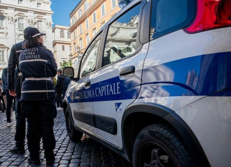Tenta di immergersi nella fontana di Trevi a Roma, multato turista