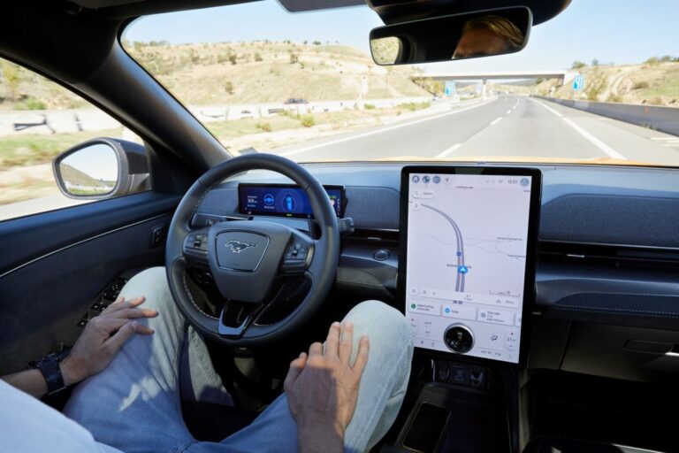 Con Ford BlueCruise sulle autostrade europee si guida senza mani