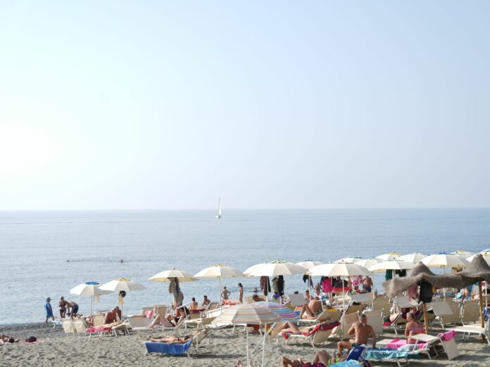 VARAZZE - Spiagge ancora affollate ad Ottobre nella localita' turistica