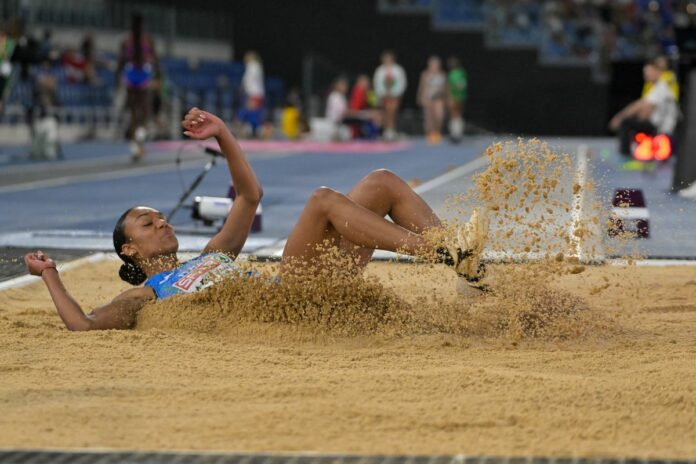 Roma Europei Atletica 2024: Larissa Iapichino, abbraccia mamma Fiona, dopo l'argento in salto in lungo