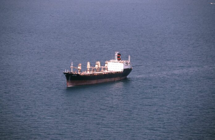 ENERGIA PETROLIERA IN MARE NAVE