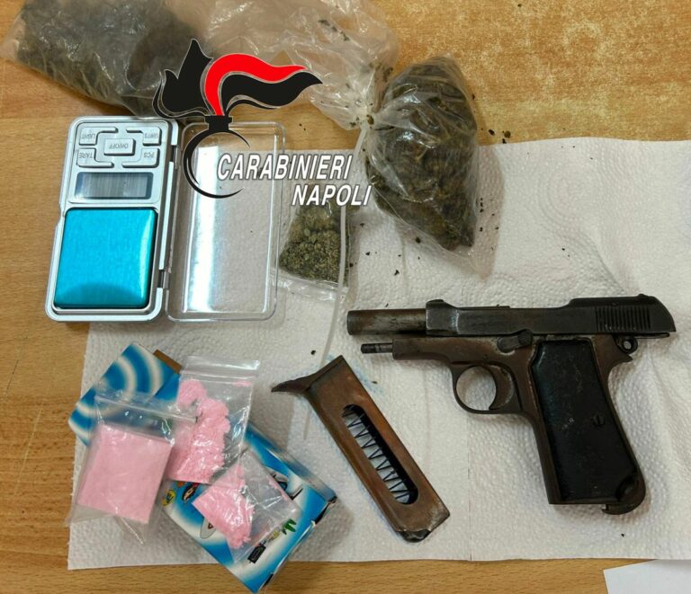 Nascondevano cocaina rosa e pistola, 3 giovani in manette a Napoli
