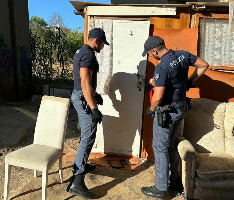 Sgomberata baraccopoli sotto il cavalcavia della via Portuense a Roma