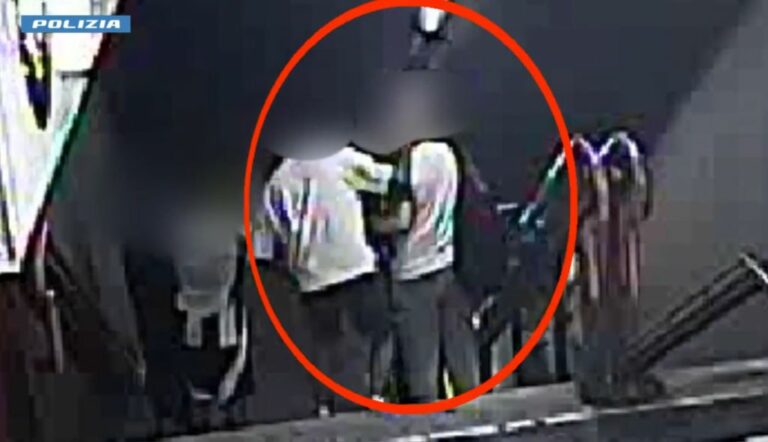 Milano, strappano una collana in metropolitana. Arrestate due persone