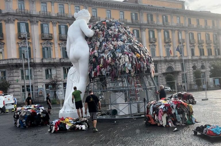Napoli, la Venere degli stracci saluta piazza Municipio
